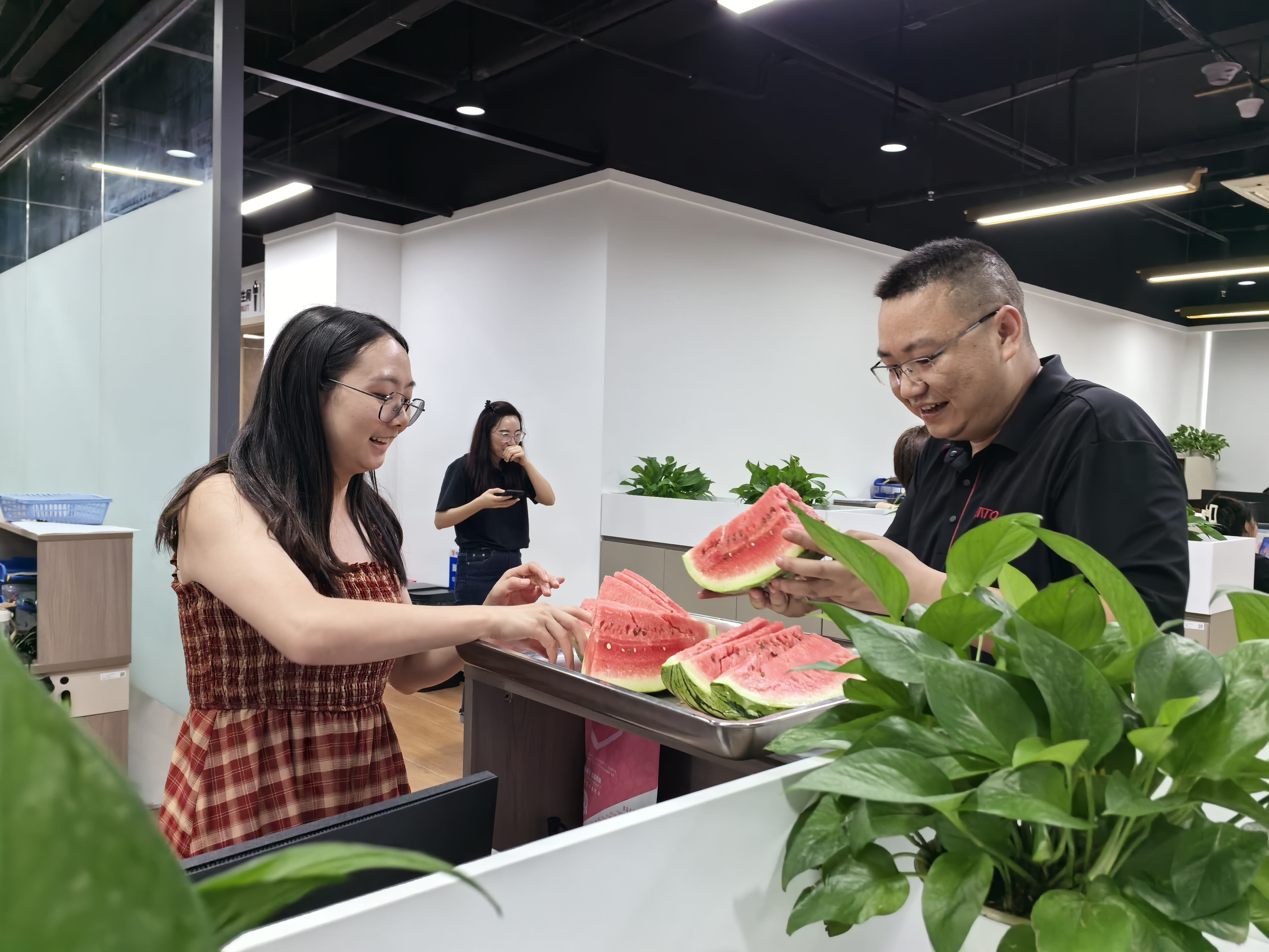 情系员工，，暑送清凉&mdash;&mdash;1xBET集团开展高温慰问活动