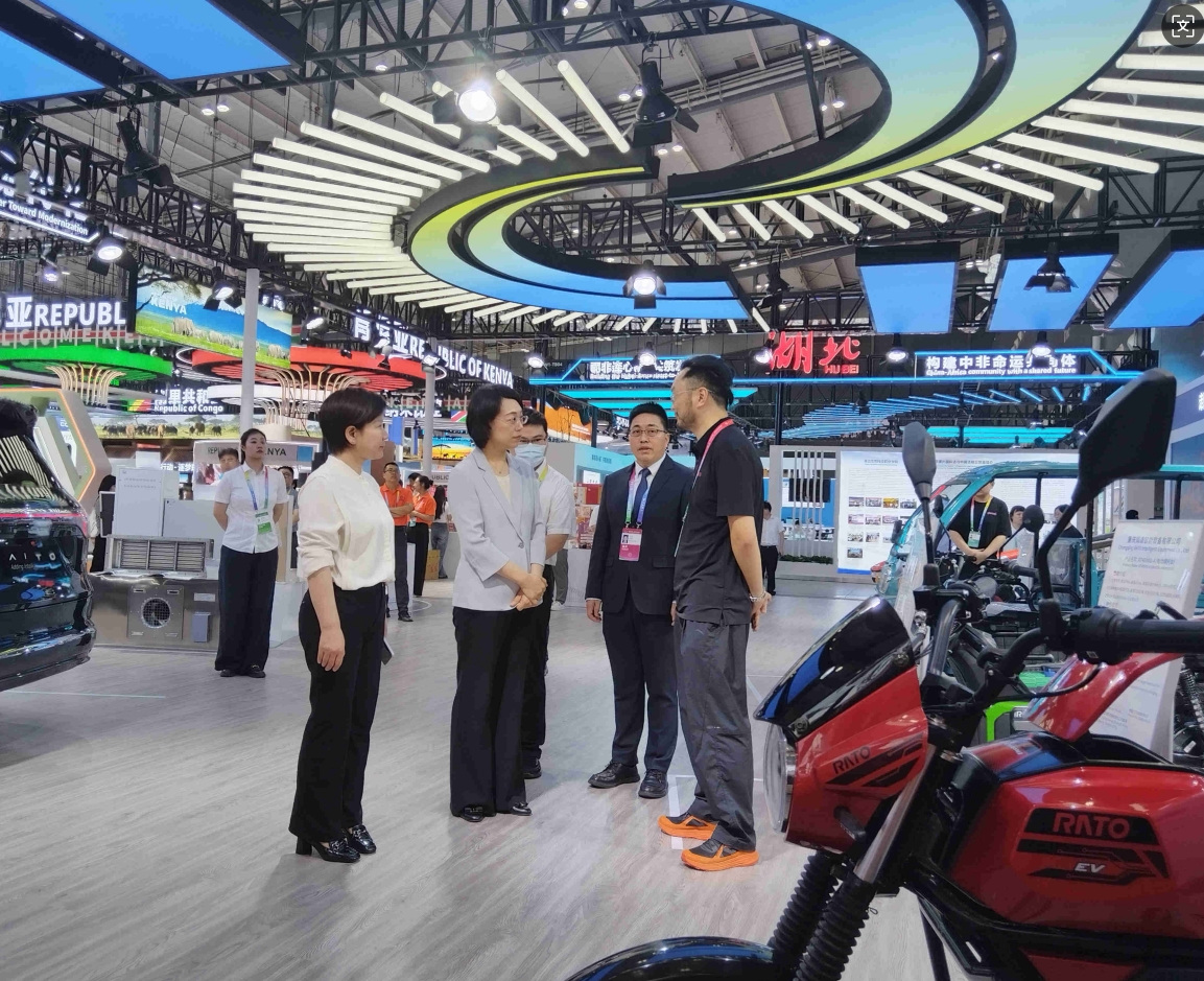 1xBET电摩新品亮相中非博览会，，，引领绿色出行新潮流