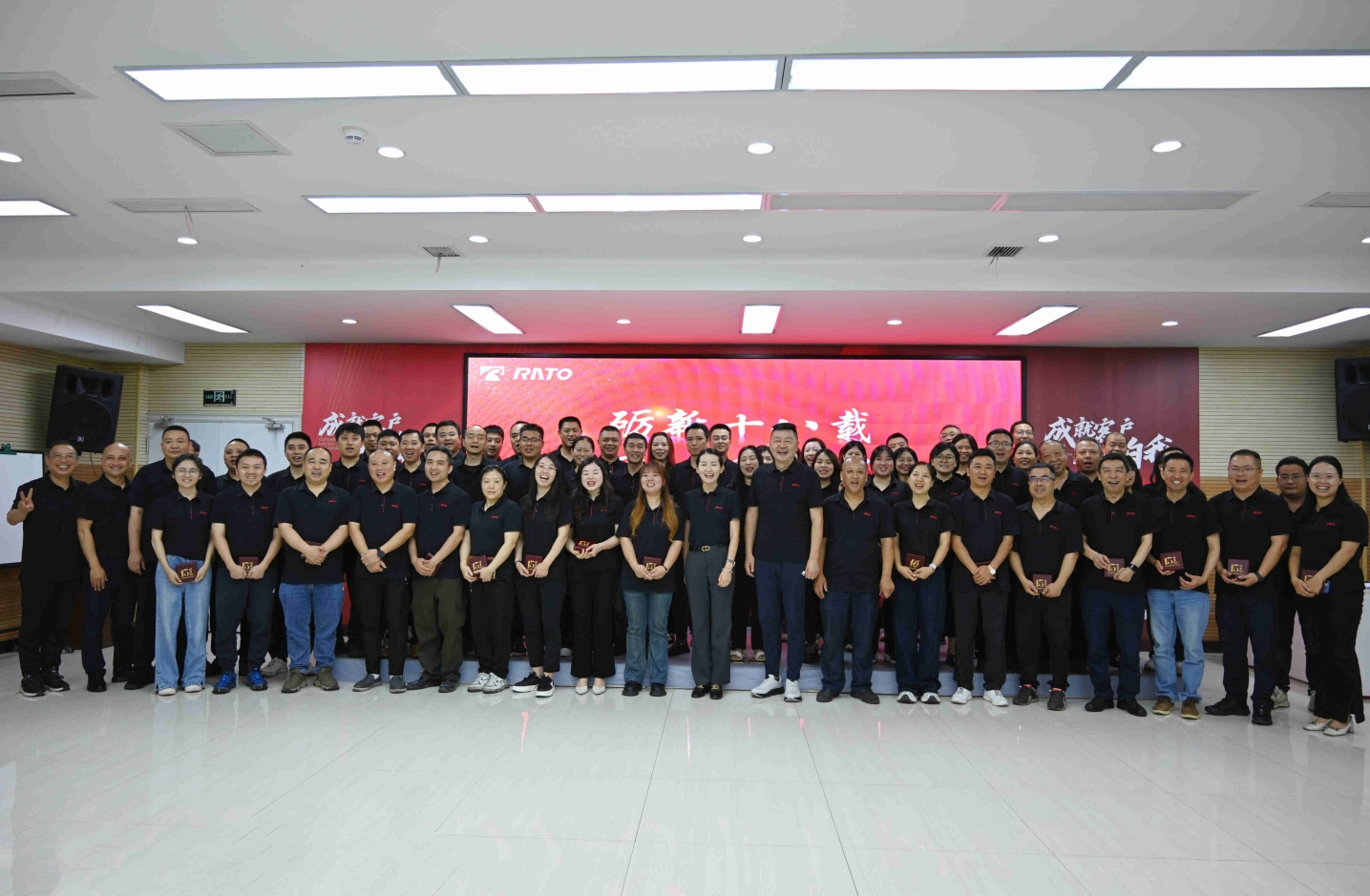 砺新十八载 同心启新程丨20251xBET集团入职10&15周年员工纪念奖章揭晓仪式圆满举行