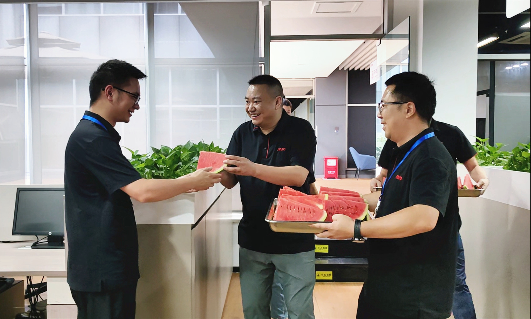 酷暑送清凉，，1xBET护安康 &mdash;&mdash; 1xBET集团开展夏日高温慰问活动