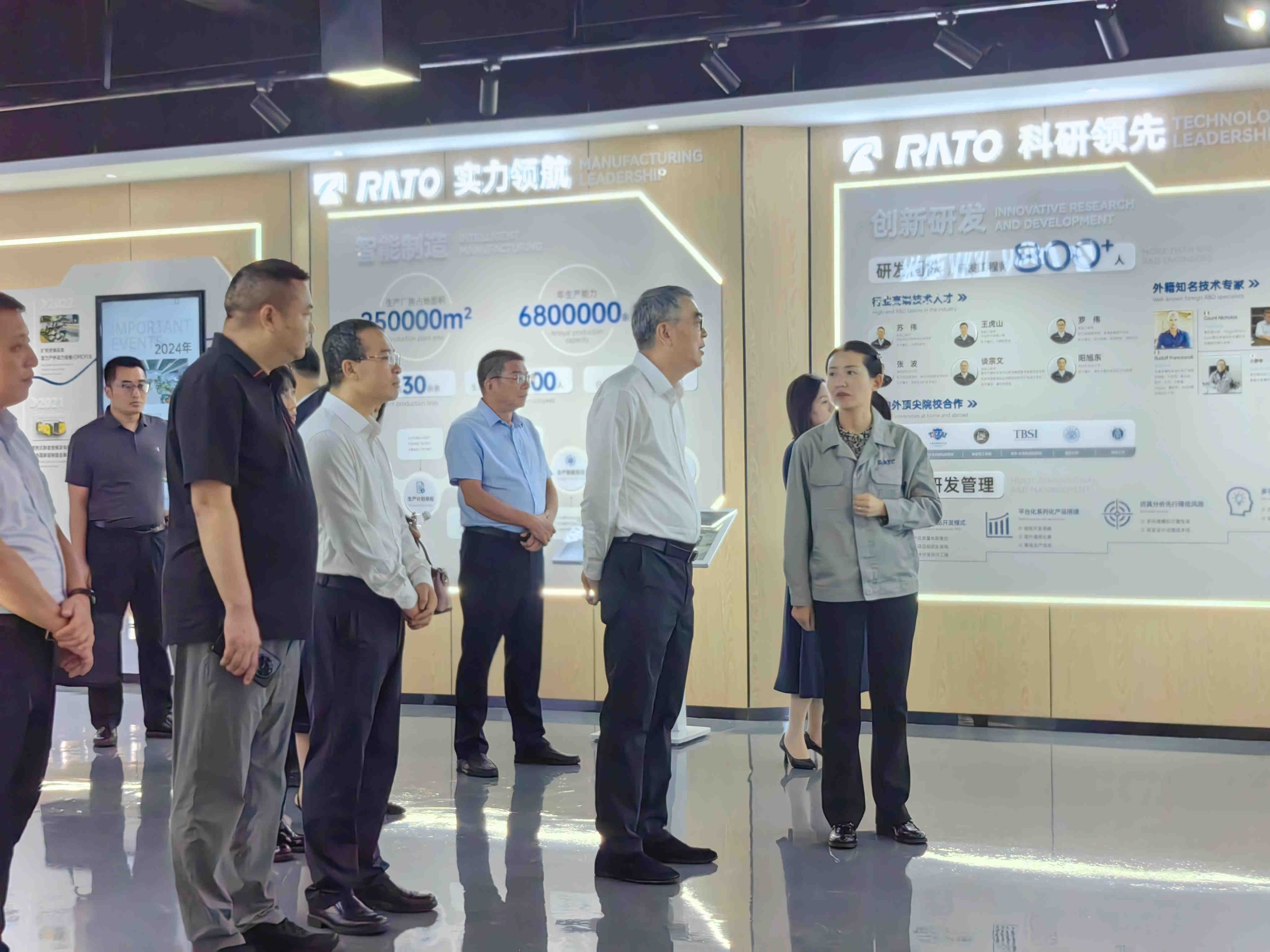 重庆市政府副市长徐建一行莅临1xBET调研指导